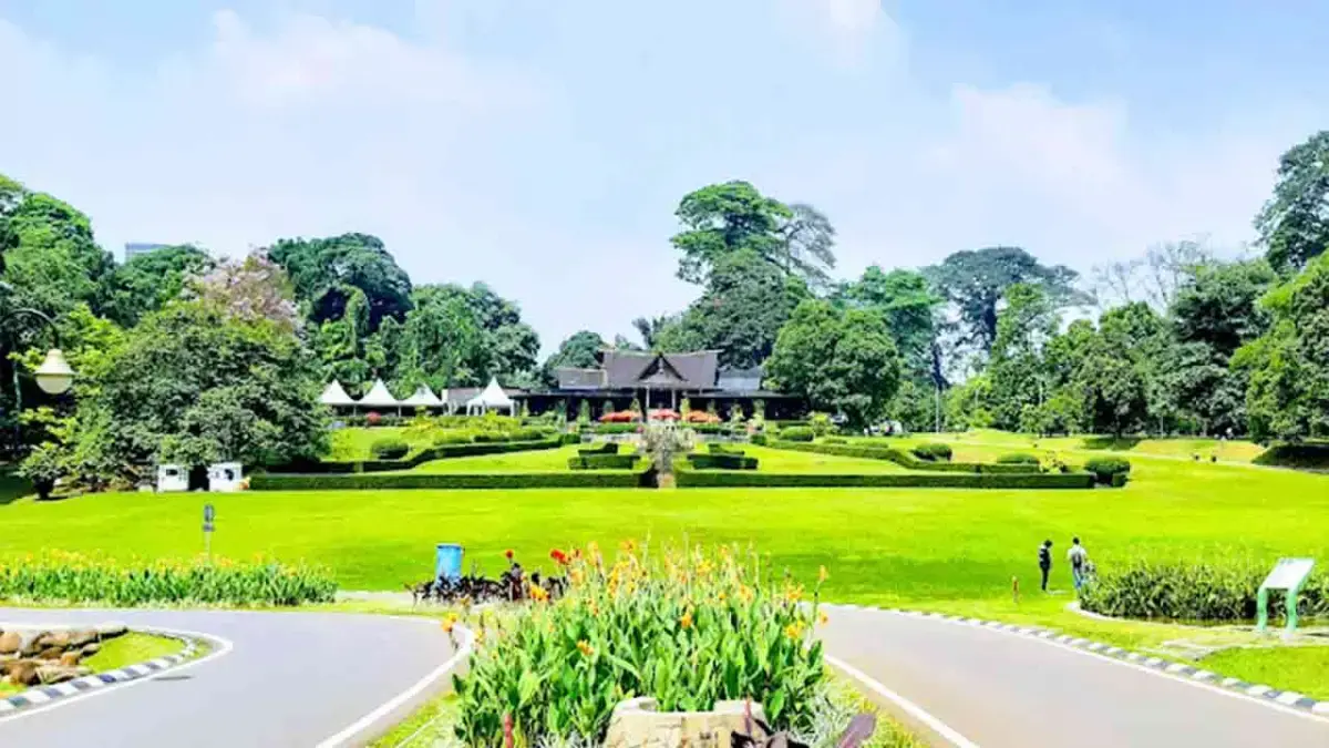 Istana Bogor Bersejarah Dikelilingi Oleh Flora Yang Beragam, Menampilkan Keanekaragaman Hayati Yang Kaya Indonesia Di Dalam Kebun Raya Bogor.