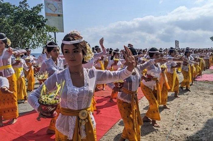 Pertunjukan Tari Pendet di Bali