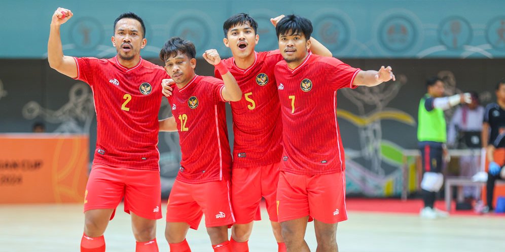 Tim futsal Indonesia merayakan gol dengan penuh semangat di lapangan