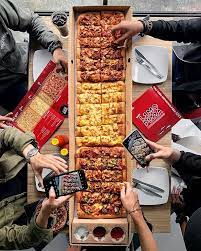 Pizza 1 Meter: Rasakan Sensasi Kuliner Italia dengan Revolusi Gastronomi untuk Pecinta Pizza Hut