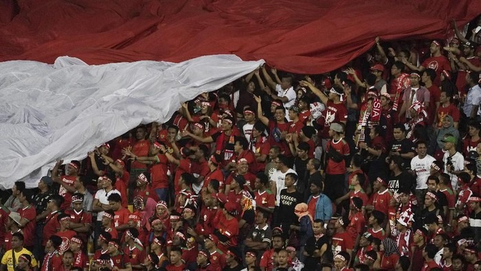 Memperlihatkan Stadion Sepak Bola Modern Yang Ramai Dengan Penonton, Mencerminkan Pertumbuhan Popularitas Sepak Bola Di Indonesia.