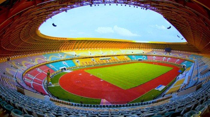 Memperlihatkan Stadion Sepak Bola Modern Yang Ramai Dengan Penonton, Mencerminkan Pertumbuhan Popularitas Sepak Bola Di Indonesia
