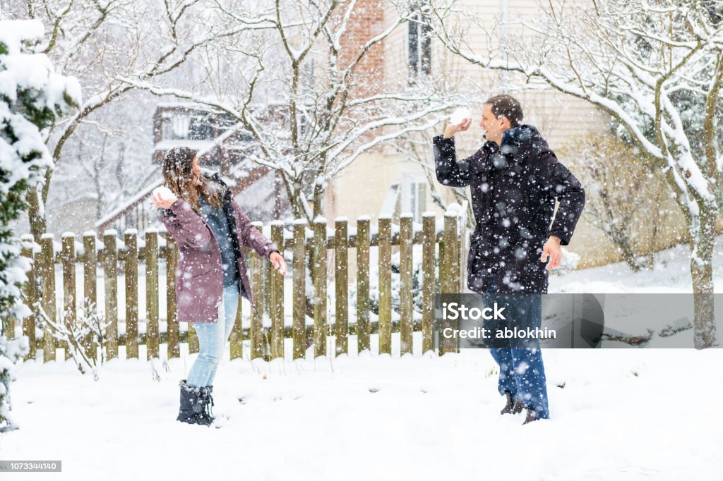 Anak-Anak Bermain Di Taman Yang Ditutupi Salju