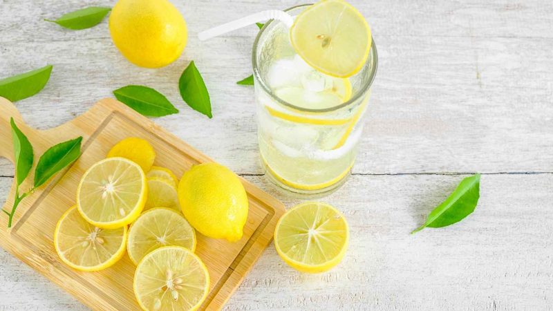 Air Lemon: Minuman Segar dengan Segudang Manfaat - Segelas air lemon yang segar