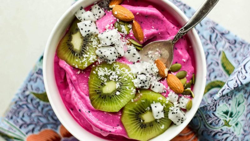 Perpaduan buah Naga Fruit Bowl, yogurt, dan granola renyah dalam satu mangkuk penuh gizi