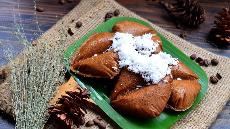 Kue Apang khas Sulawesi Utara, camilan manis dengan tekstur lembut dan warna kecokelatan dari gula merah, sempurna untuk menemani teh sore Anda