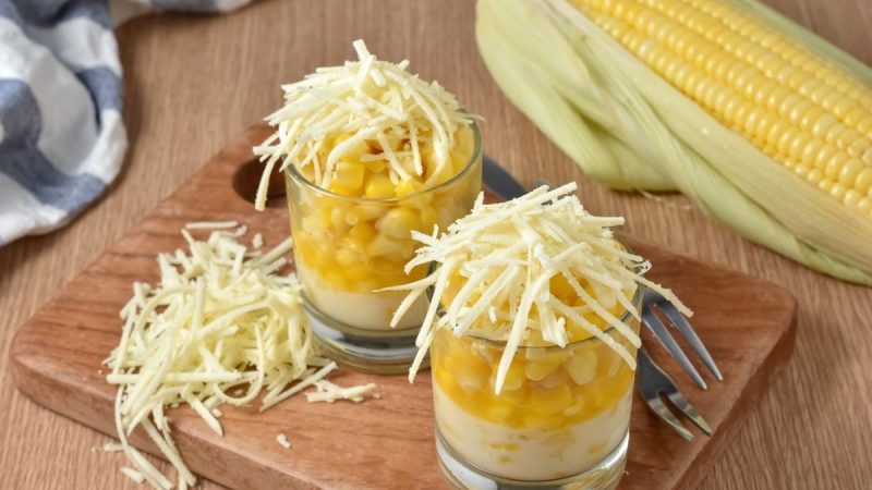 Jagung susu keju dengan taburan keju parut dan susu kental manis, sempurna untuk camilan sore