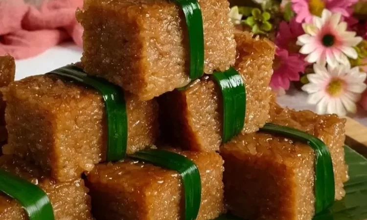 Sepotong wajik nyonya tradisional dengan warna cokelat manis dari gula merah dan aroma pandan yang menggoda