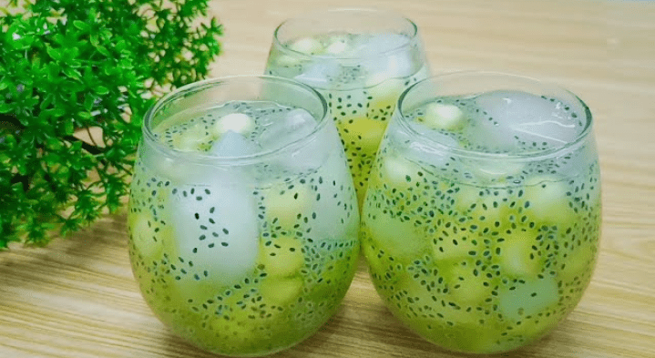 Es melon serut segar dengan hiasan daun mint, minuman tropis yang cocok untuk cuaca panas