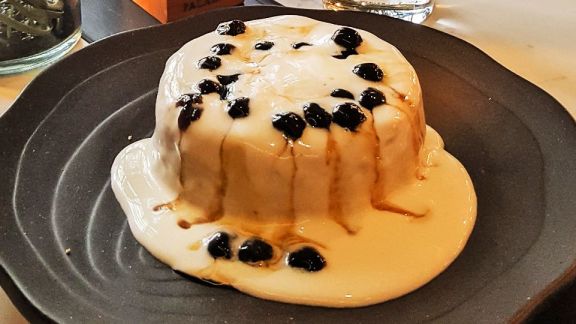 Pancake Thai Tea Lembut: Pancake berwarna jingga cerah dengan tekstur lembut