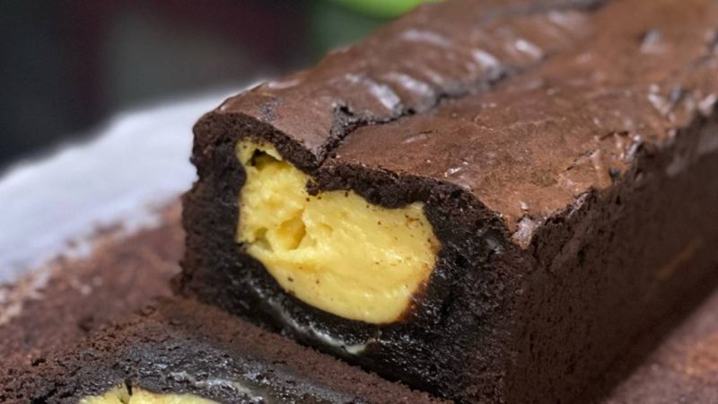 Brownies keju lumer dengan lapisan keju creamy dan cokelat pekat, sempurna untuk camilan manis di sore hari