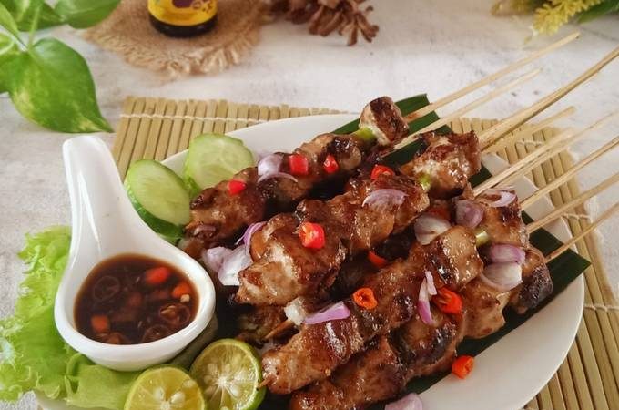 Sate ikan bumbu yang dipanggang hingga matang sempurna